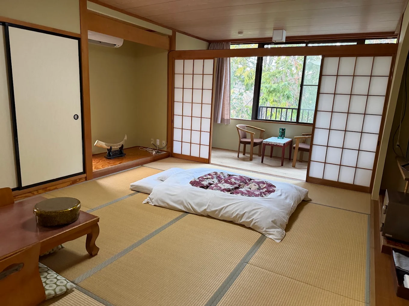 森林に囲まれた、静かな客室